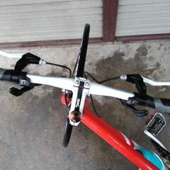 クロスバイク FERRARI 21段変速 700 アルミ レッド+ホワイト 配送無料