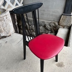 レトロな椅子（赤）