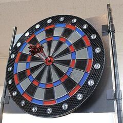 (Y)北大前! 札幌 引取 【セット売り!!】BLITZER/ダーツスタンド＆ダーツボード、CUESOUL/ダーツ×12本 トレーニング 練習用 収納棚付き 省スペース 付属品有 中古