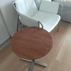 サイドテーブルと椅子のセット