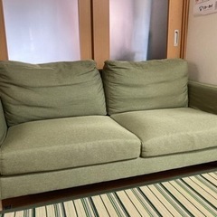 カーキ色ソファ