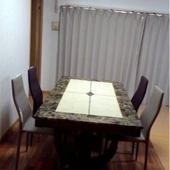 食卓テーブル　石？