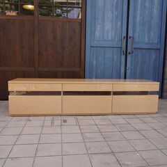 IDC OTSUKA(大塚家具)取扱いのPERLE(ペルレ)テレビボードです。稀少なバーズアイ・メープルを使用した高級感のあるクラシックなローボードはリビングを洗練された印象に。CJ103