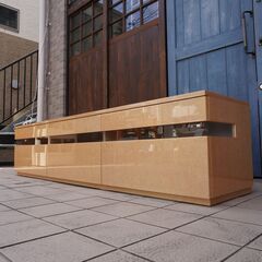 IDC OTSUKA(大塚家具)取扱いのPERLE(ペルレ)テレビボードです。稀少なバーズアイ・メープルを使用した高級感のあるクラシックなローボードはリビングを洗練された印象に。CJ103