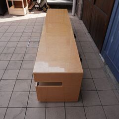 IDC OTSUKA(大塚家具)取扱いのPERLE(ペルレ)テレビボードです。稀少なバーズアイ・メープルを使用した高級感のあるクラシックなローボードはリビングを洗練された印象に。CJ103