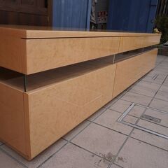 IDC OTSUKA(大塚家具)取扱いのPERLE(ペルレ)テレビボードです。稀少なバーズアイ・メープルを使用した高級感のあるクラシックなローボードはリビングを洗練された印象に。CJ103