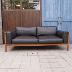 IDC大塚家具取り扱いのイタリアの最高級ブランド、エルバ(erba)の奥山清行デザイン ソーニョ3人掛けソファです。ウォールナット無垢材フレームと本革の組み合わせがモダンな印象のレザーソファ。CJ104