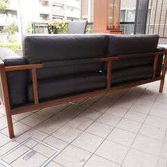 IDC大塚家具取り扱いのイタリアの最高級ブランド、エルバ(erba)の奥山清行デザイン ソーニョ3人掛けソファです。ウォールナット無垢材フレームと本革の組み合わせがモダンな印象のレザーソファ。CJ104