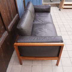 IDC大塚家具取り扱いのイタリアの最高級ブランド、エルバ(erba)の奥山清行デザイン ソーニョ3人掛けソファです。ウォールナット無垢材フレームと本革の組み合わせがモダンな印象のレザーソファ。CJ104