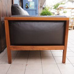 IDC大塚家具取り扱いのイタリアの最高級ブランド、エルバ(erba)の奥山清行デザイン ソーニョ3人掛けソファです。ウォールナット無垢材フレームと本革の組み合わせがモダンな印象のレザーソファ。CJ104