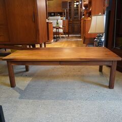 無印良品(MUJI)のウォールナット無垢材 ローテーブルです。落ち着いた