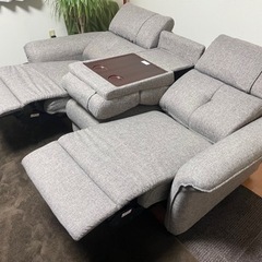 【配送〜設置可】3人用電動布張りテーブル付きリクライニングソファ