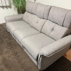 【配送〜設置可】3人用電動布張りテーブル付きリクライニングソファ