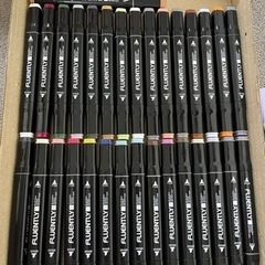大量のペンと色鉛筆