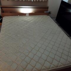 ✫✫最終値下げ✫✫。引き取り限定　クイーンサイズベッド(マットレス付き)