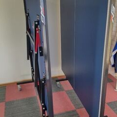 只今商談中：【動作問題？で値下】フルセット3万　折畳式卓球台と自動球出し機（ロボホン1040）有償で譲ります