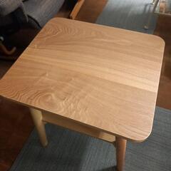しっかりとした造りのカフェテーブル