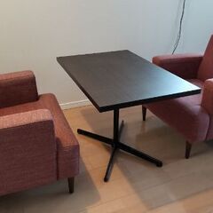 ソファ2脚とカフェテーブルのセット