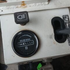 ヤンマー製ミニバックホーゴムキャタピラ使用時間2500メーター写真は