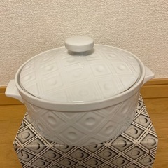 白柄の陶器の容器