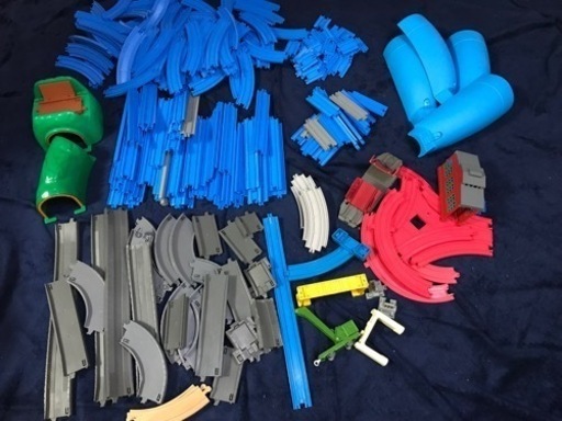 賢くなる　家でたくさんレールを敷いて走らせよう　プラレール　特にたくさんレールや駅、付属物あるよ 賢くなる 家でたくさんレールを敷いて走らせよう プラレール 特に