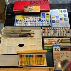 絵の具、色鉛筆、クレヨン　たくさん