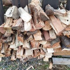 薪ストーブやキャンプや焚火に丸太を薪割りしたての薪材です♪