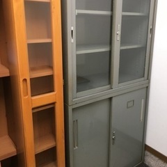 冷蔵庫、パソコン椅子、本棚、事務鉄造2段本棚、ディスクなど