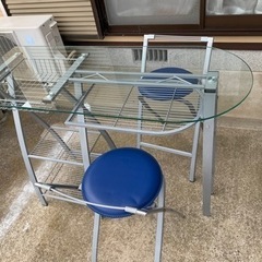 ガラステーブルと椅子