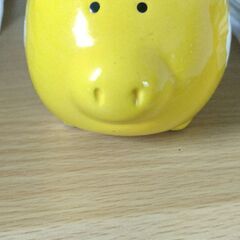 黄色い豚の貯金箱