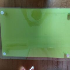 緑のガラステーブル