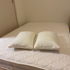 ダブルサイズのマットレス、枕2個