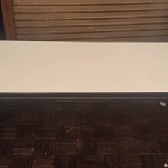 大きめのテーブルです。
