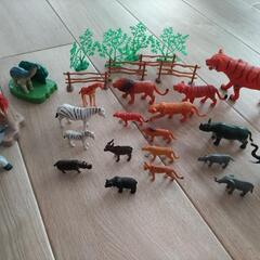 動物や恐竜のおもちゃ