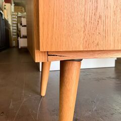 幅110　脚付きリビングキャビネット　天然木脚 収納 木製 棚 引き出し リビングボード　 扉付き　ナチュラル　オーク