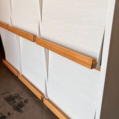 未使用訳あり　幅110　脚付きマガジンラック　ナチュラル　ホワイト　天然木脚　本棚 ブックシェルフ コミックラック コミック収納 収納棚