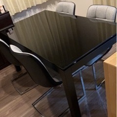 ガラステーブルと椅子4脚のセット