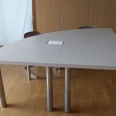 大型１／４丸テーブル　２つのテーブルにセパレートできます。