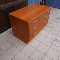 イギリスアンティーク E.GOMME社 G-plan(ジープラン) Fresco(フレスコ)シリーズ チーク材 3段チェストです。北欧スタイルの優しいデザインが魅力のヴィンテージ収納です♪CJ131