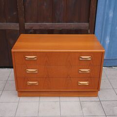 イギリスアンティーク E.GOMME社 G-plan(ジープラン) Fresco(フレスコ)シリーズ チーク材 3段チェストです。北欧スタイルの優しいデザインが魅力のヴィンテージ収納です♪CJ131