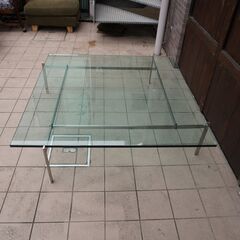 北欧デンマークのブランドFritz Hansen(フリッツハンセン)社のポール・ケアホルム デザイン PK61A コーヒーテーブル。スタイリッシュなガラスリビングテーブルをインテリアのアクセントに。CJ206
