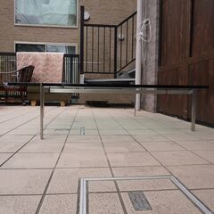 北欧デンマークのブランドFritz Hansen(フリッツハンセン)社のポール・ケアホルム デザイン PK61A コーヒーテーブル。スタイリッシュなガラスリビングテーブルをインテリアのアクセントに。CJ206