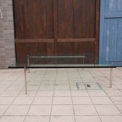 北欧デンマークのブランドFritz Hansen(フリッツハンセン)社のポール・ケアホルム デザイン PK61A コーヒーテーブル。スタイリッシュなガラスリビングテーブルをインテリアのアクセントに。CJ206