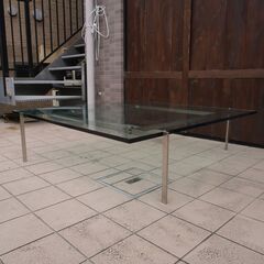 北欧デンマークのブランドFritz Hansen(フリッツハンセン)社のポール・ケアホルム デザイン PK61A コーヒーテーブル。スタイリッシュなガラスリビングテーブルをインテリアのアクセントに。CJ206