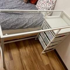 IKEAの机と棚