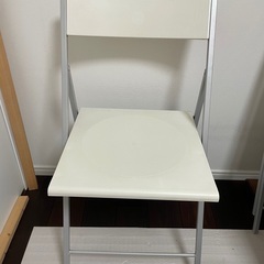 折りたたみシルバーと白の椅子(もう1点投稿してます)