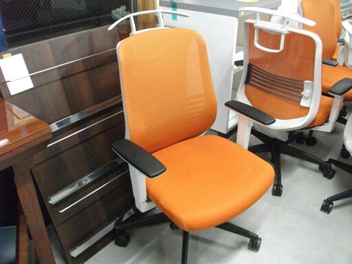 オレンジ事務椅子
