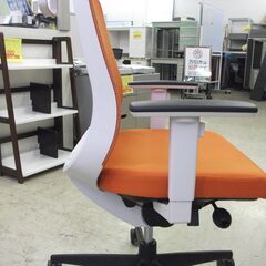 オレンジ事務椅子