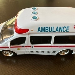 救急車　クレーン車　おもちゃ