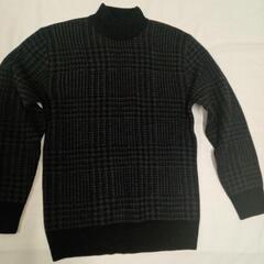 灰色と黒色のチェック柄のセーター